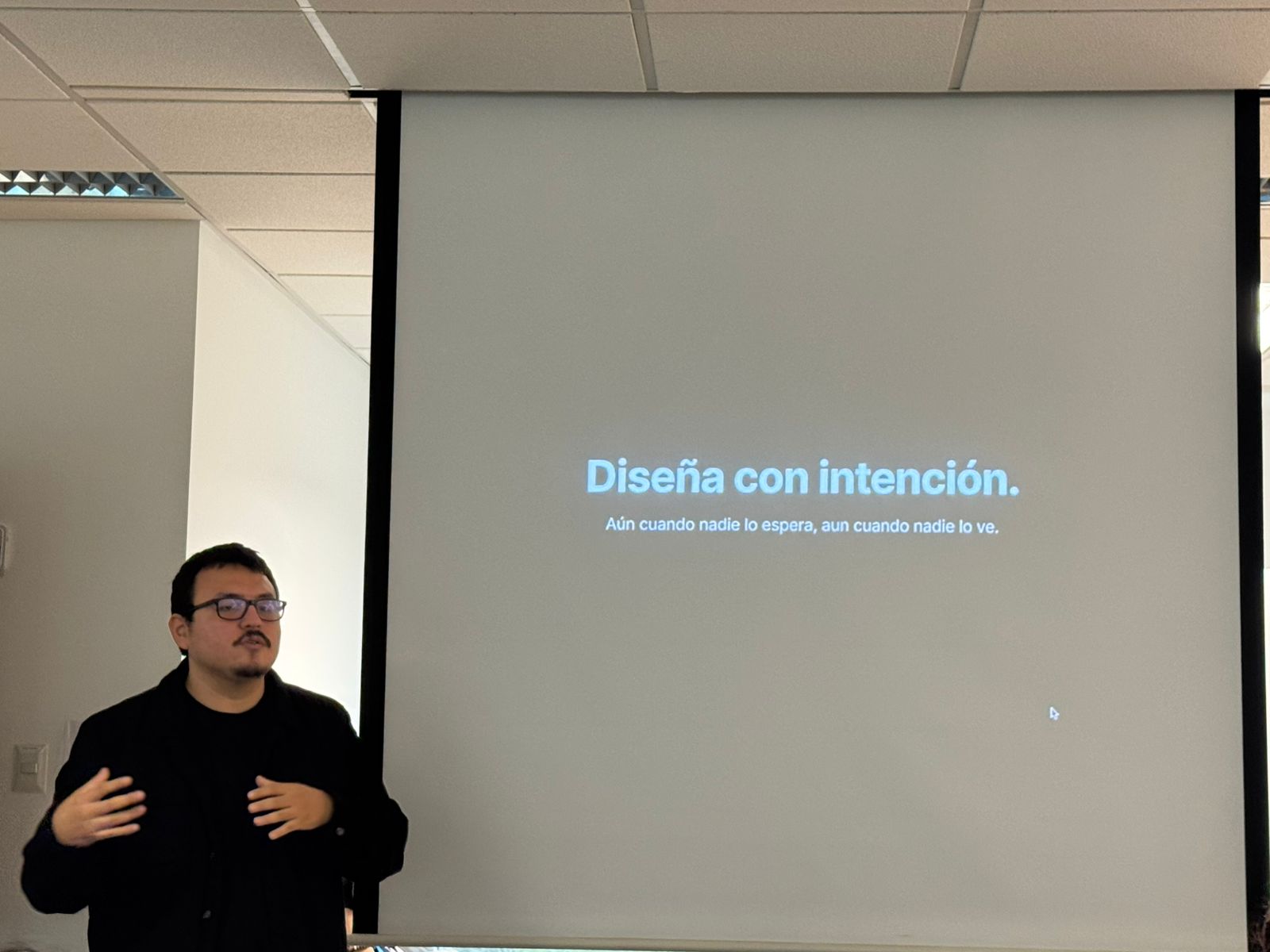 Luis Venturi presenting — “Diseña con intención.”